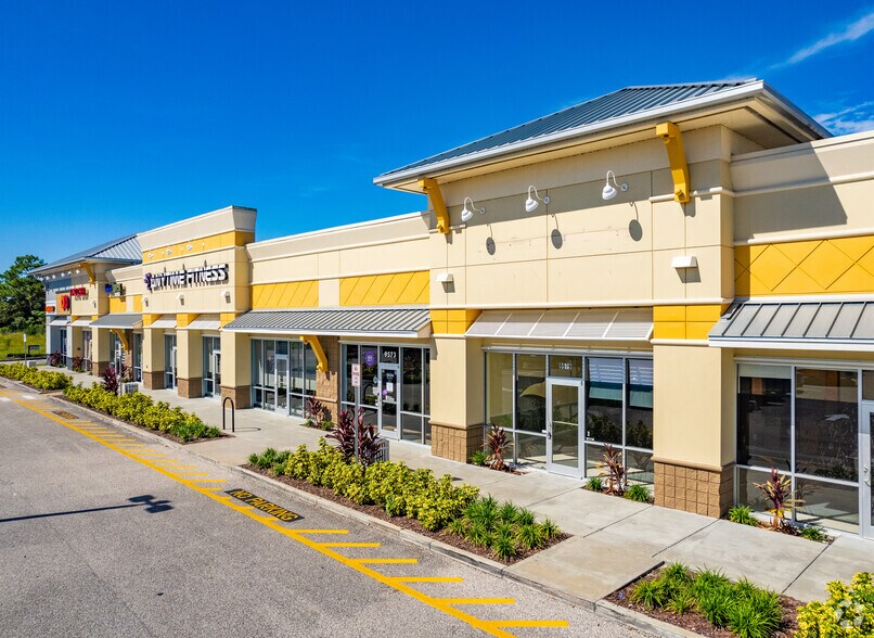 More Photos Of 9595 Commercial Way, Weeki Wachee General Retail For Lease