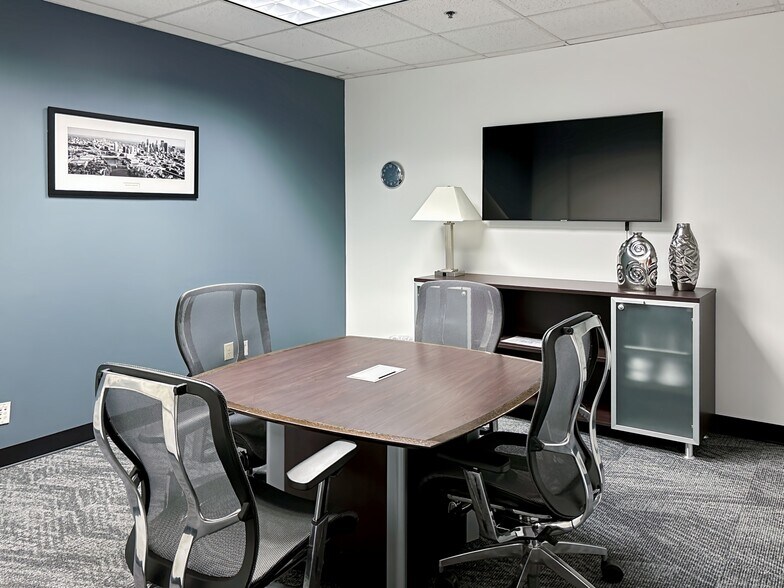 More Photos Of 8888 Keystone Crossing, Indianapolis Coworking Space