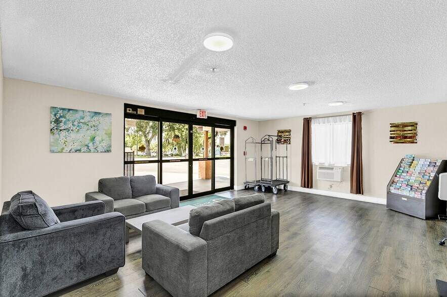 More Photos Of 1392 W North Blvd, Leesburg Hotel For Sale