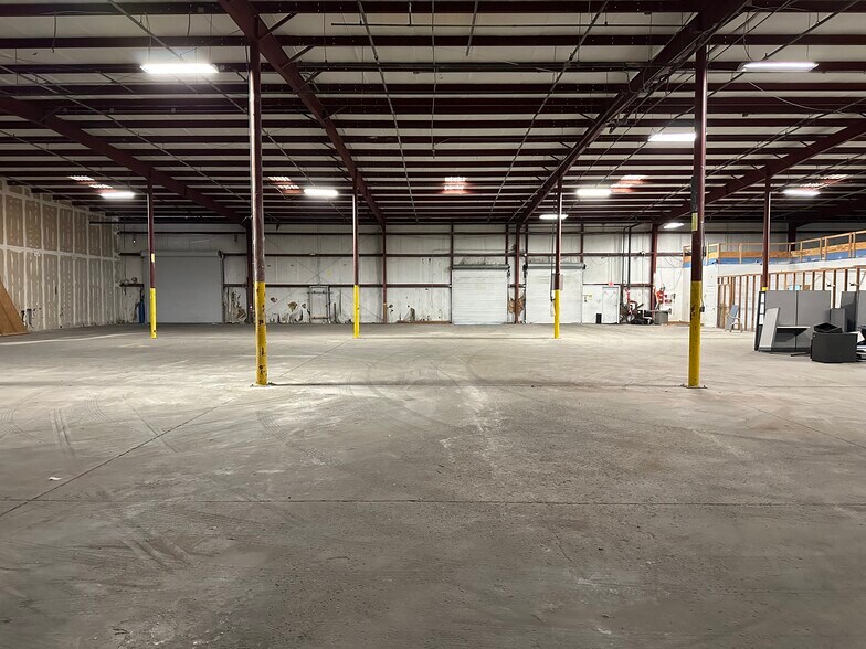 More Photos Of 2402 Clark St, Apopka Manufacturing For Lease