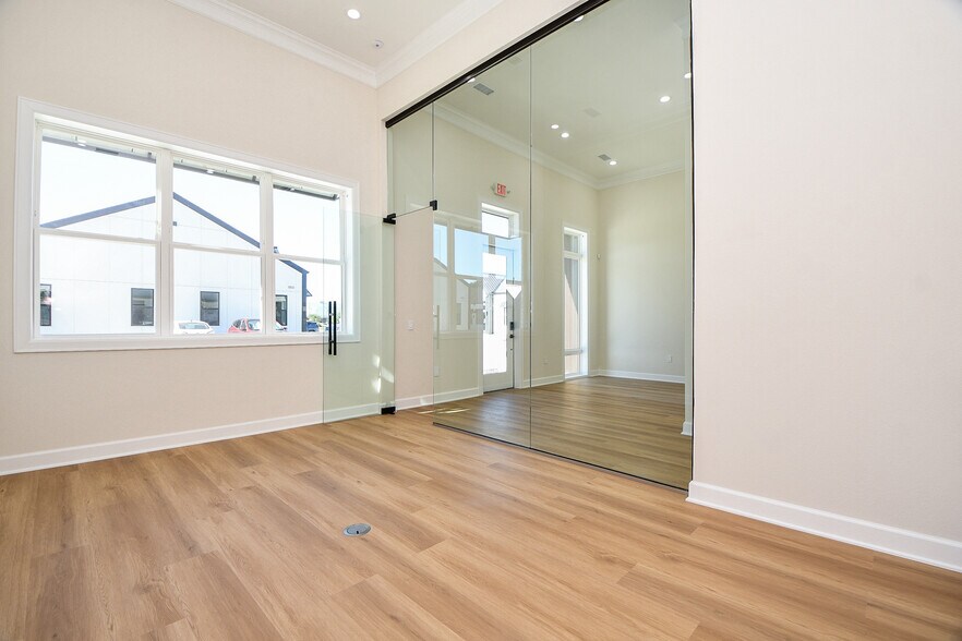 More Photos Of 1325 Main St, Katy Office For Sale