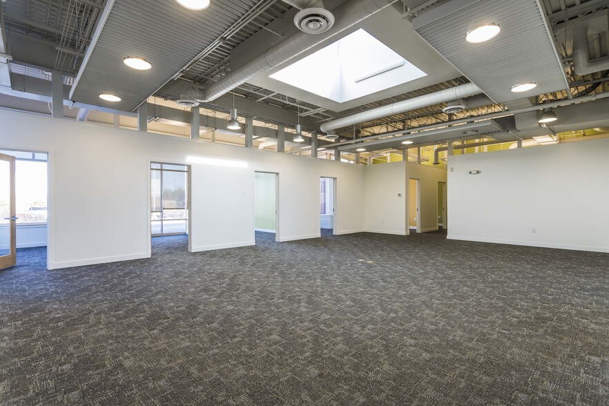 More Photos Of 900 Spring St, Jeffersonville Medical For Lease