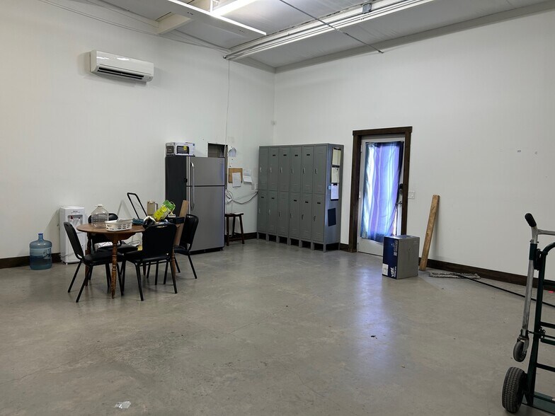 More Photos Of 718 Brehmer Ln, Fredericksburg Warehouse For Lease
