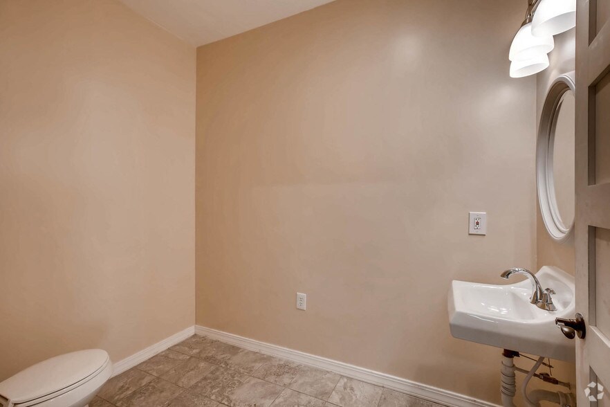 More Photos Of 729 Airport Blvd, Austin Research And Development For Sale