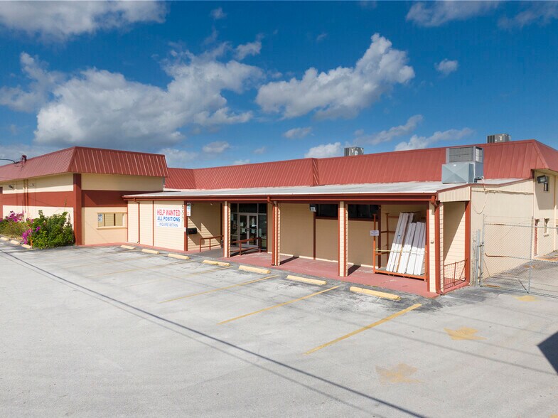 More Photos Of 657 NE Dixie Hwy, Jensen Beach Industrial For Lease