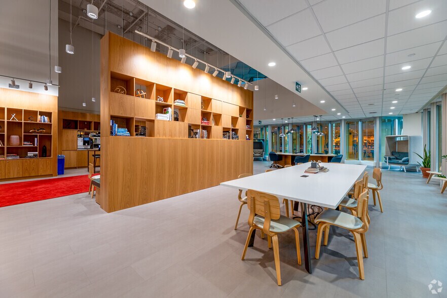 More Photos Of 200 Bay St, Toronto Coworking Space