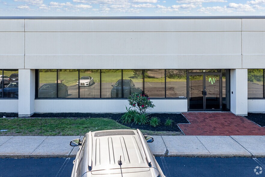 More Photos Of 111-121 Roberts St, East Hartford Business Park For Lease