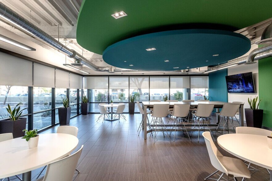 More Photos Of 2141 E Highland Ave, Phoenix Office For Lease