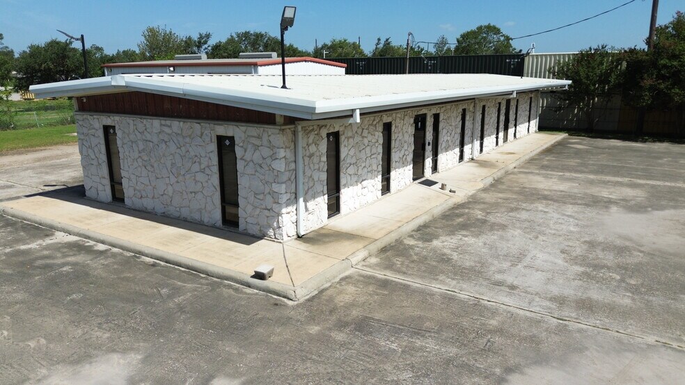 More Photos Of 3419 Trailmobile Dr, Houston Office For Sale