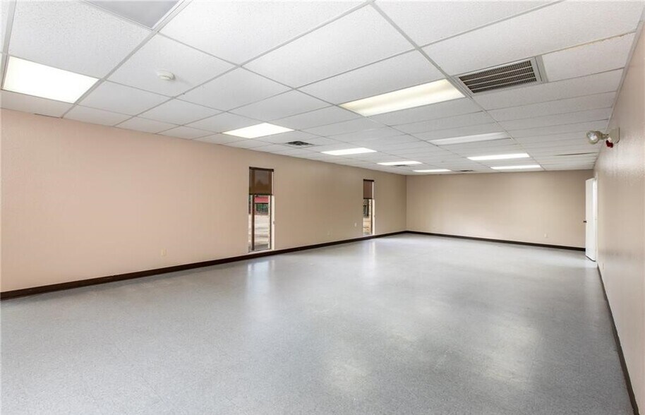 More Photos Of 302 Pointer Trl W, Van Buren Office For Sale
