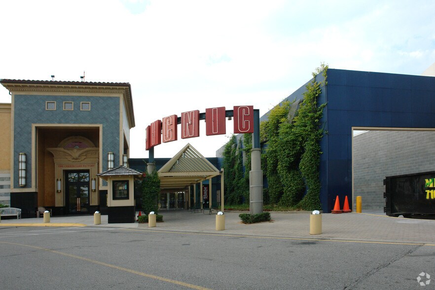 More Photos Of 5000 Shelbyville Rd, Louisville Freestanding For Lease