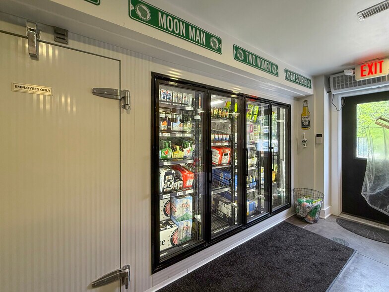 More Photos Of W4724 S Lakeshore Dr, Fontana-on-Geneva Lake Storefront For Sale