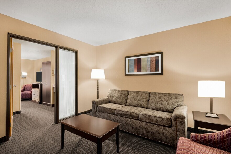 More Photos Of 777 Highway 10 E, Detroit Lakes Hotel For Sale