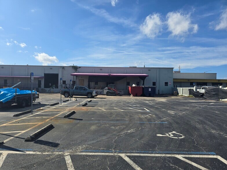 More Photos Of 2140 W Washington St, Orlando Warehouse For Lease