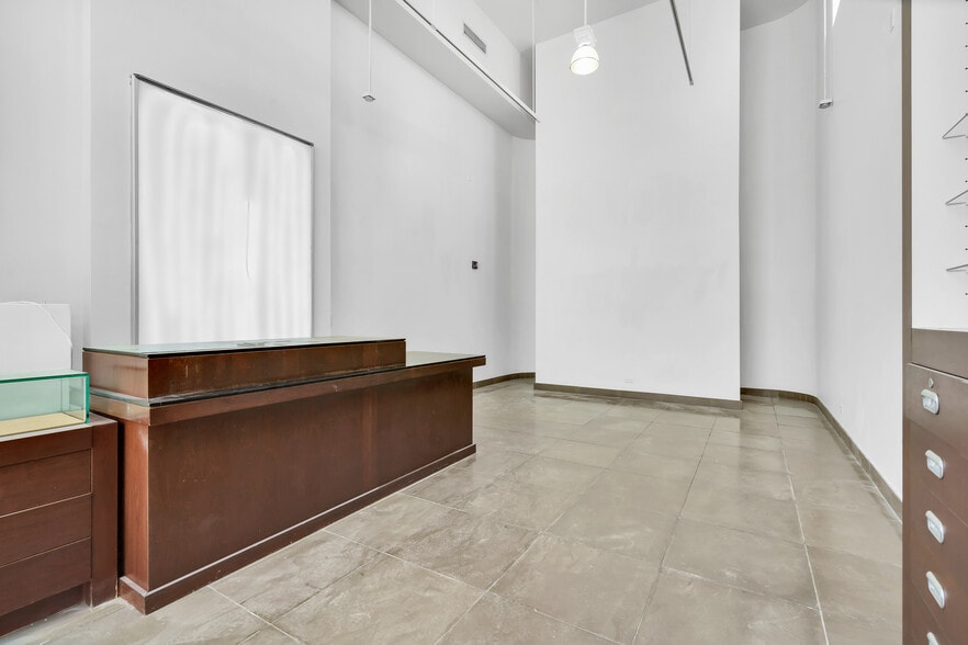 More Photos Of 227 8th St, Miami Beach General Retail For Lease