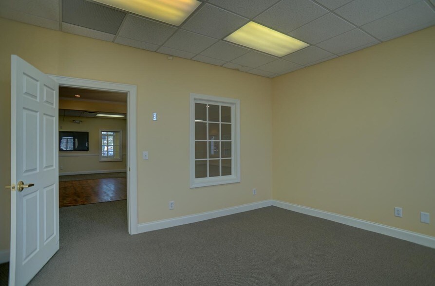 More Photos Of 100 Colony Park Dr, Cumming Bank For Lease