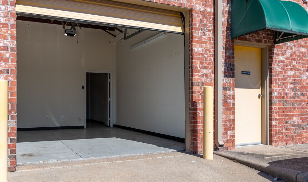 More Photos Of 12455 Westpark Dr, Houston Self Storage For Lease