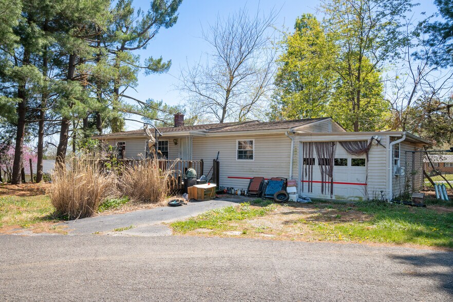 More Photos Of 275 Starlight Dr, Christiansburg Theater Concert Hall For Sale