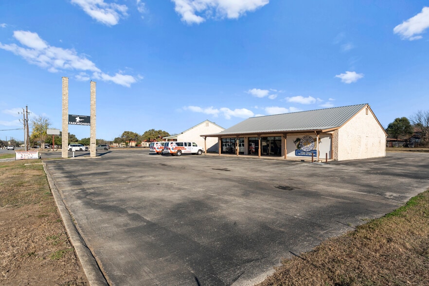 More Photos Of 9585 Braun Rd, San Antonio Storefront Retail Office For Sale