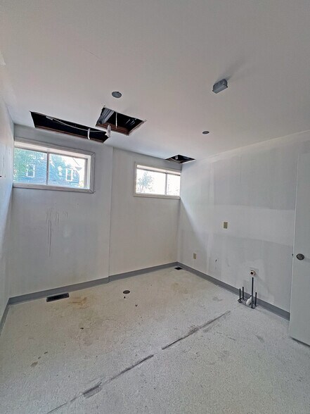 More Photos Of 334 W Main St, Decatur Flex For Lease