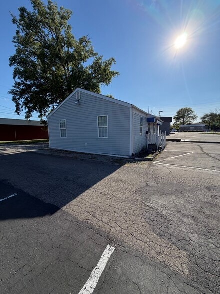 More Photos Of 2207 Fowler St, Anderson Office For Sale