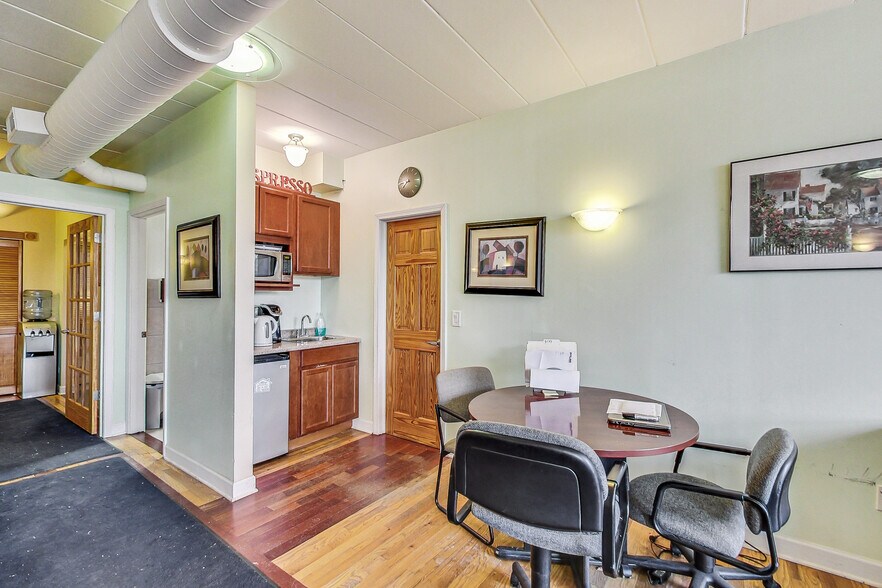 More Photos Of 7437 W Irving Park Rd, Chicago Office For Lease