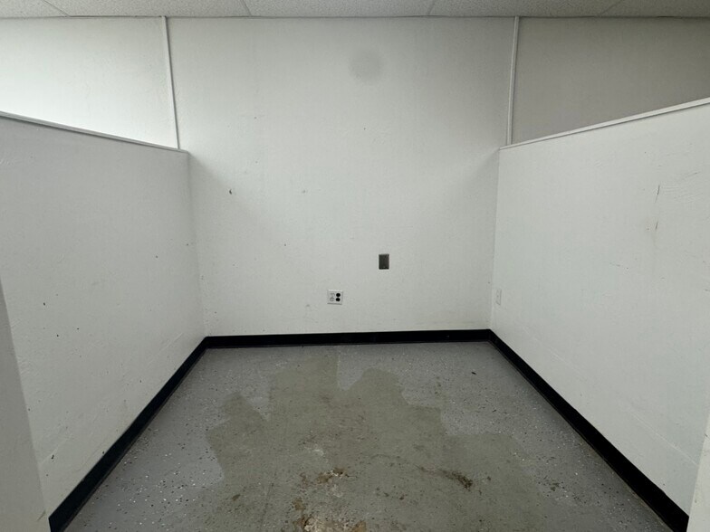 More Photos Of 3600-3744 E I 240 Service Rd, Oklahoma City Light Distribution For Sale
