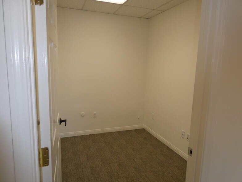 More Photos Of 447 W Burchett St, Glendale Office For Sale