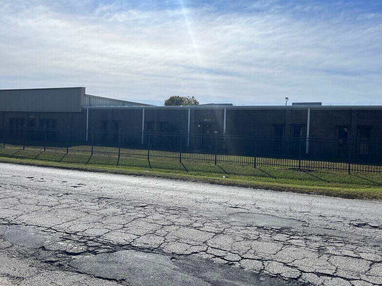 More Photos Of 8915 Maislin Dr, Tampa Warehouse For Sale
