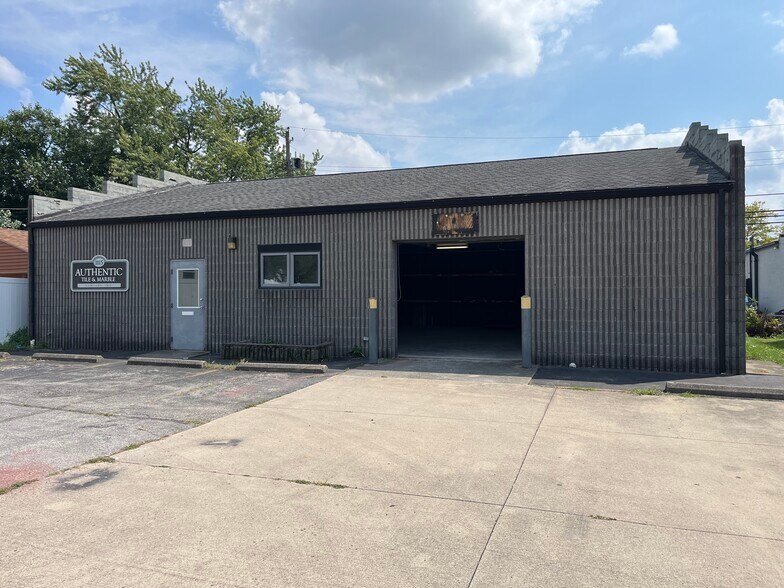More Photos Of 1115 Lawrence Dr, Columbus Warehouse For Lease