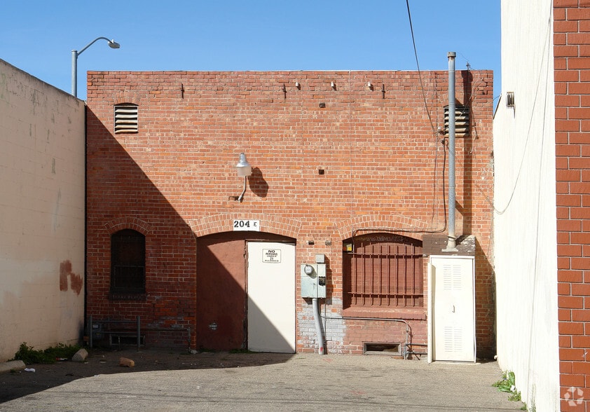 More Photos Of 204 E 5th St, Oxnard Storefront For Lease