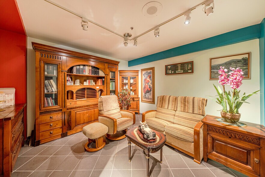 More Photos Of 560 Main St, Fort Lee Freestanding For Sale