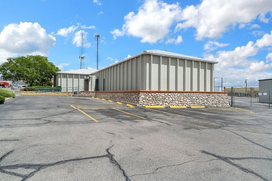 More Photos Of 240 E Sunset Rd, El Paso Office For Lease
