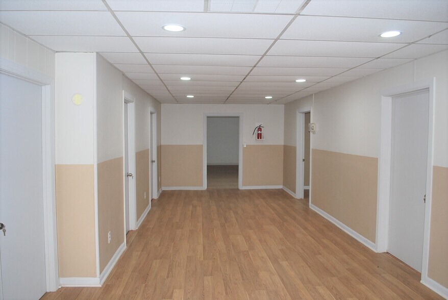 More Photos Of 1523 Salisbury Rd, Statesville Showroom For Lease