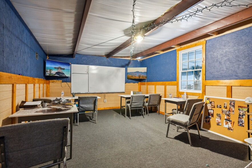 More Photos Of 308 Mill Creek Dr, Hull Warehouse For Sale