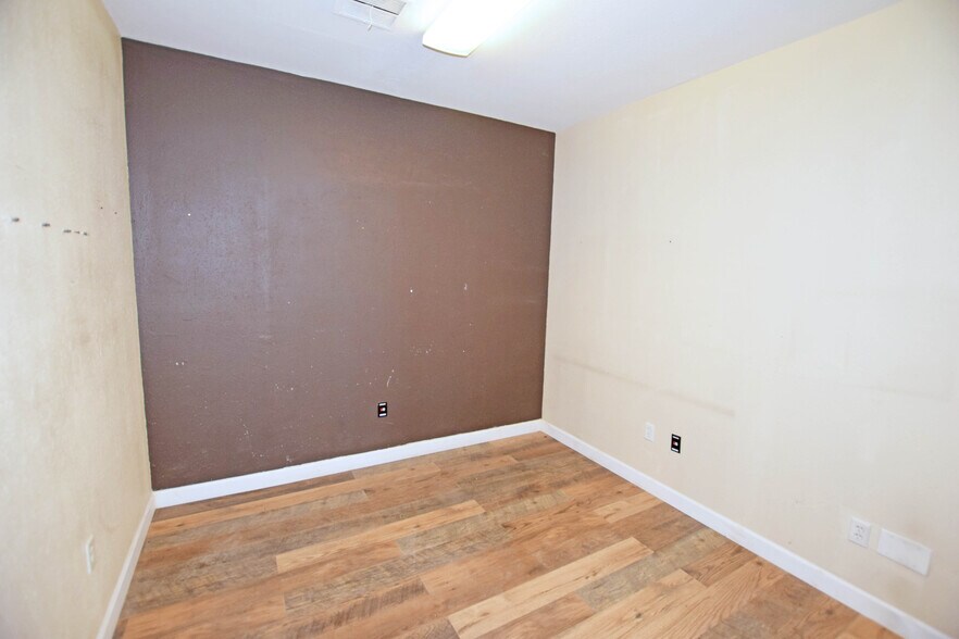More Photos Of 302 Industrial Ave, Odessa Warehouse For Sale