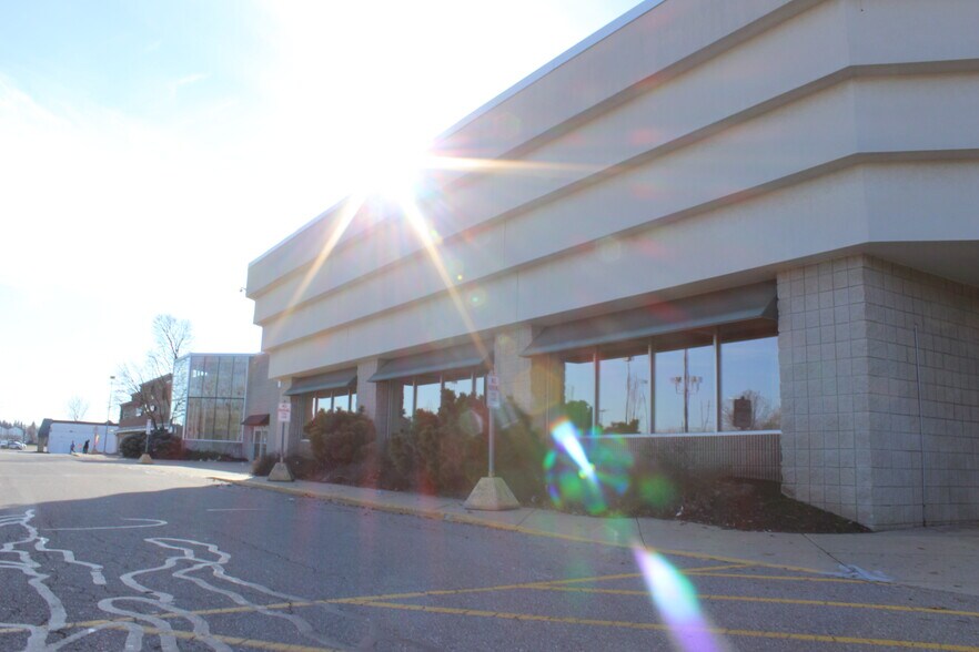 More Photos Of 4325 Breton Rd SE, Grand Rapids Unknown For Lease