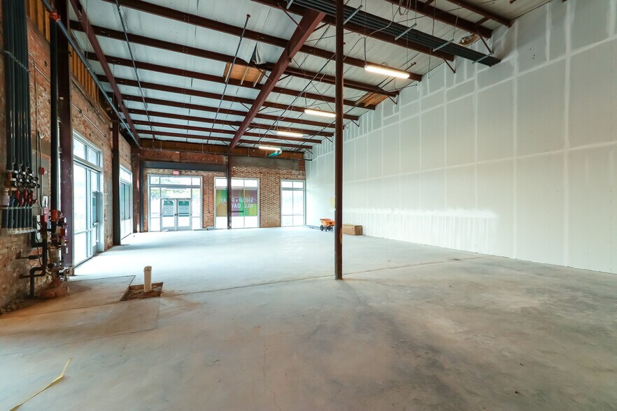 More Photos Of 300 S 2nd St, Waco General Retail For Lease