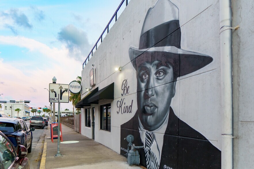 More Photos Of 326 N Chaparral St, Corpus Christi Freestanding For Lease