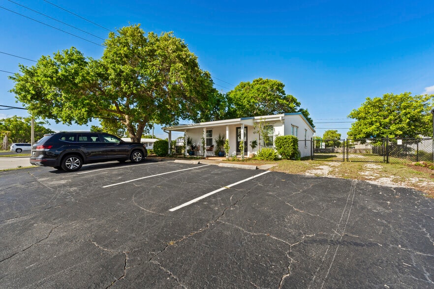 More Photos Of 1324 16th St, Vero Beach Office For Sale