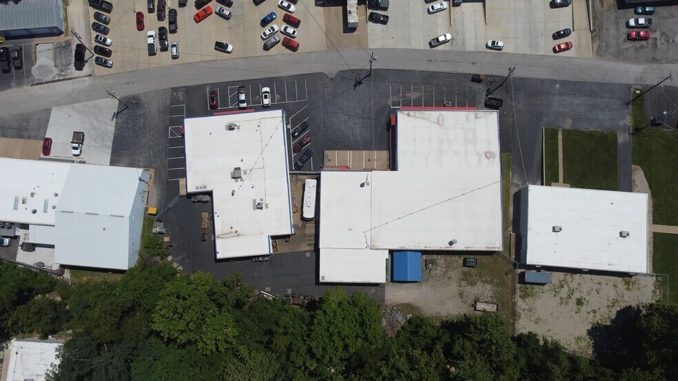 More Photos Of 1433 W Lark Industrial Dr, Fenton Warehouse For Sale