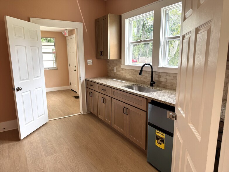 More Photos Of 904 E Moody Blvd, Bunnell Office For Lease