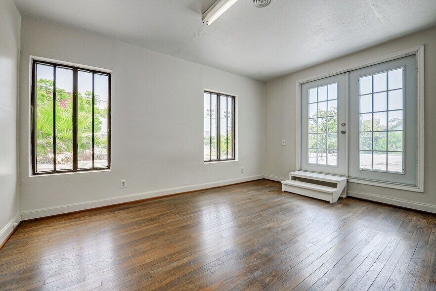 More Photos Of 2601 Prospect St, Houston Medical For Sale