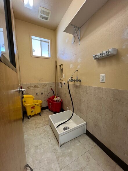 More Photos Of 2245 E State Route 69, Prescott Veterinarian Kennel For Sale