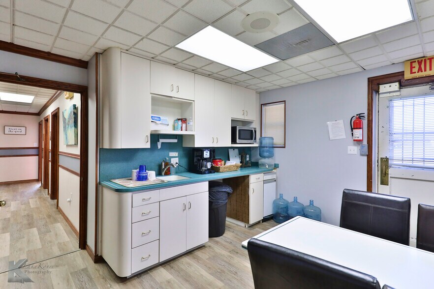 More Photos Of 318 Cedar St, Abilene Storefront Retail Office For Sale