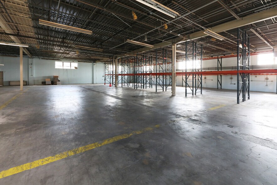 More Photos Of 820 Nicholas Blvd, Elk Grove Village Manufacturing For Lease