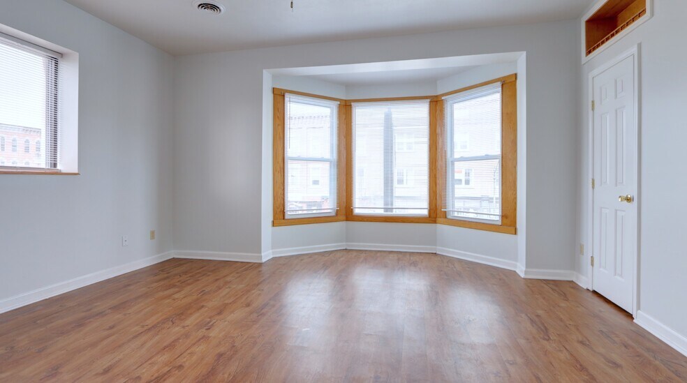 More Photos Of 14 E Main St, Waterloo Town Bar For Sale