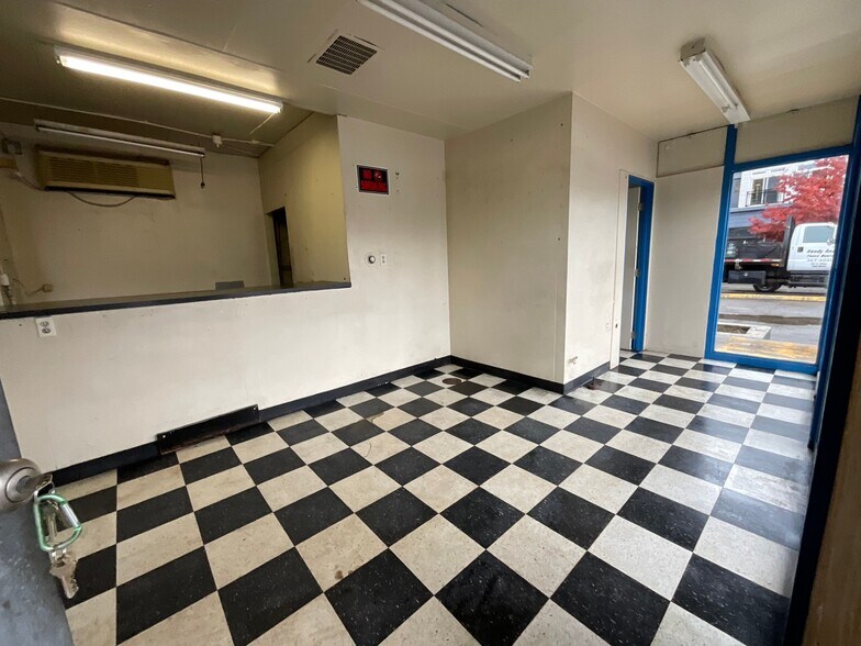 More Photos Of 10735 Aurora Ave N, Seattle Auto Repair For Sale