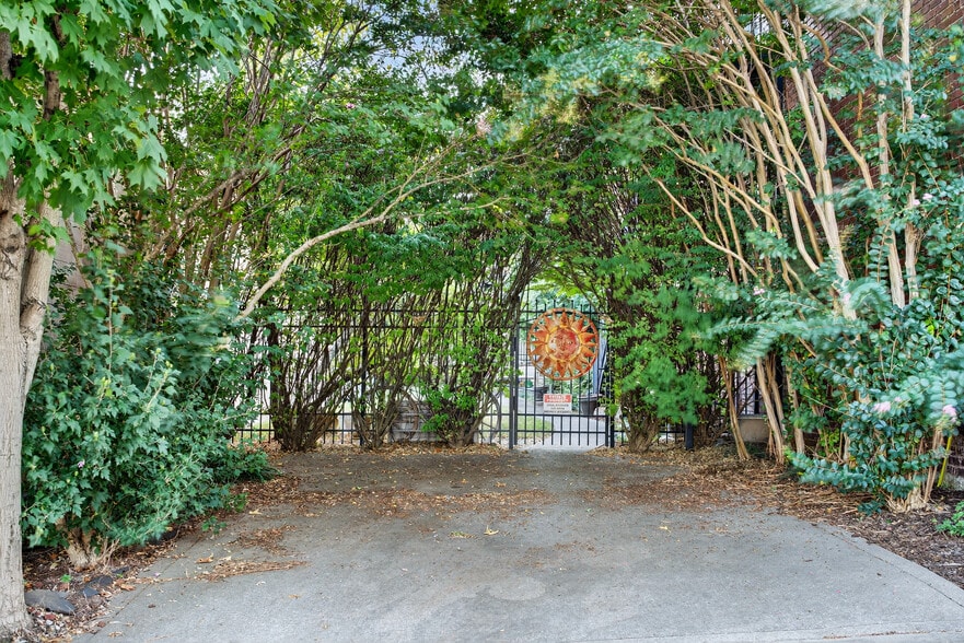 More Photos Of 109 7th Ave E, Springfield Flex For Sale