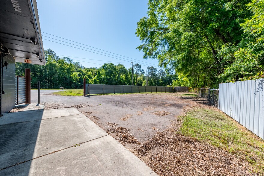 More Photos Of 19510 NE US Hwy 301, Waldo Storefront Retail Office For Sale